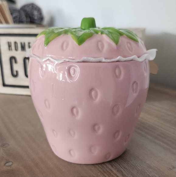 Lang Strawberry Mug with Lid NWT, Hand-painted coffee mug, farmhouse really cute - Picture 6 of 14
